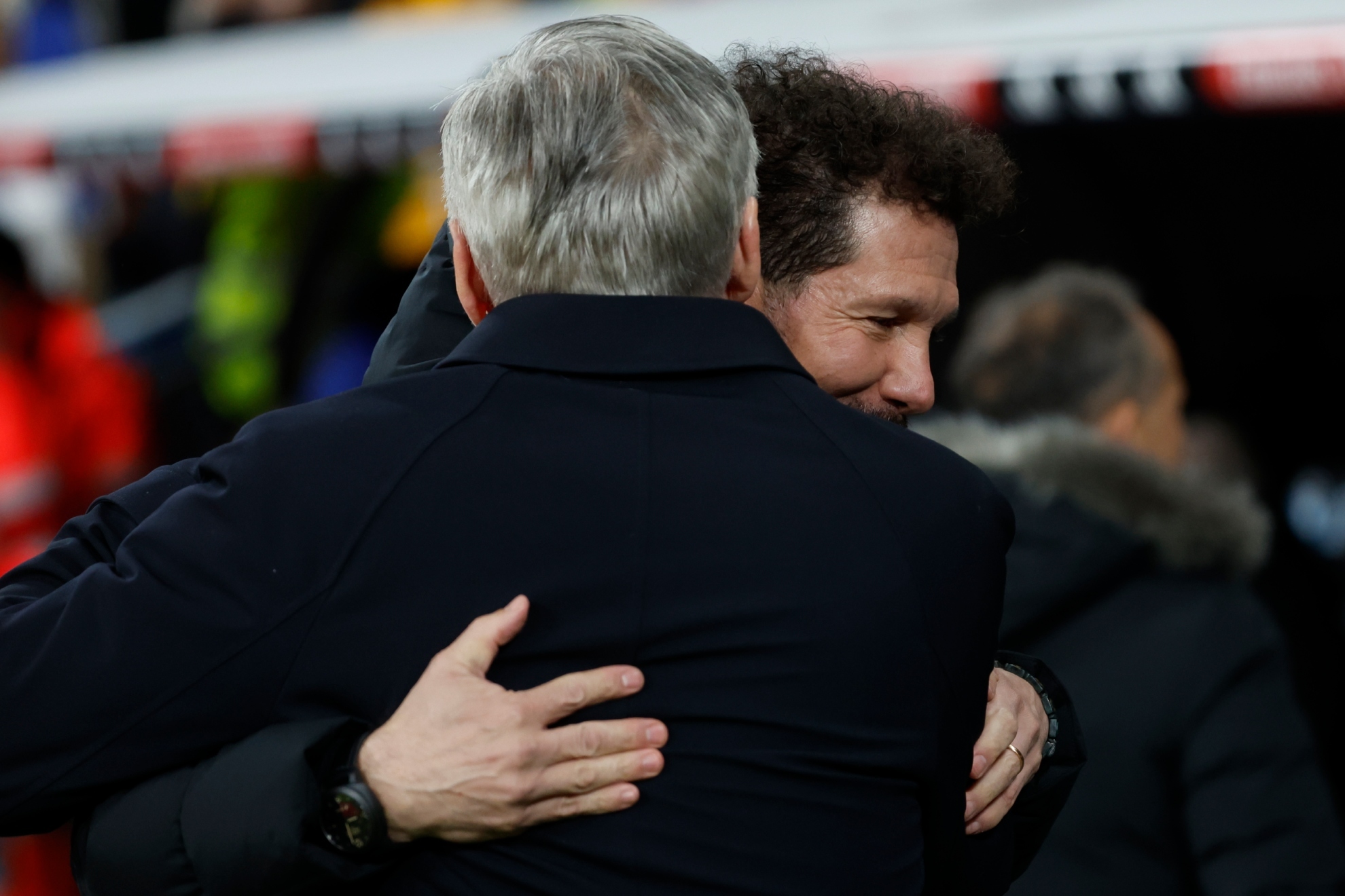 Ancelotti y Simeone, saludándose antes del derbi copero del Bernabéu.
