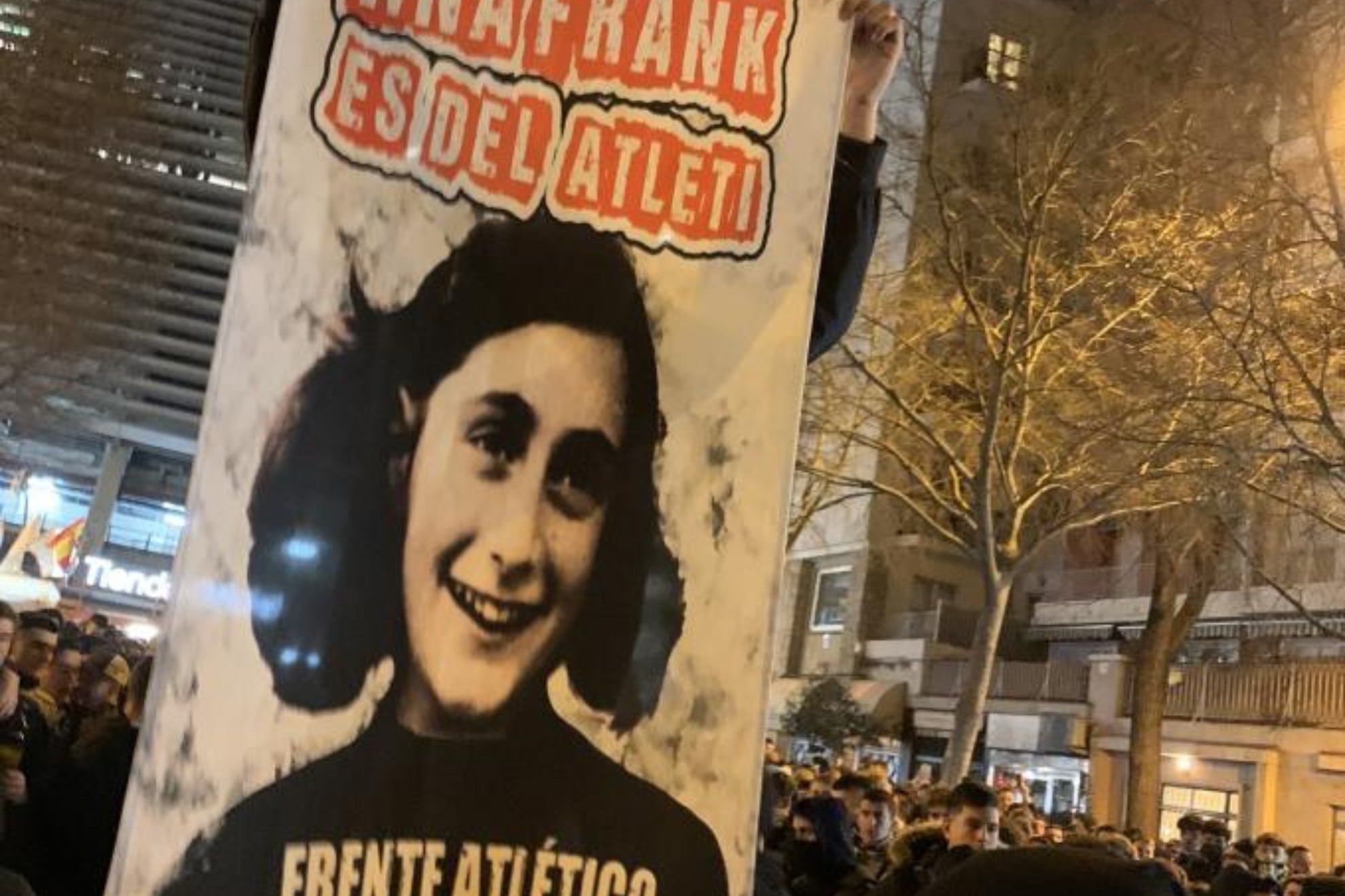 Lamentable pancarta de Ultras Sur: "Ana Frank es del Atleti"