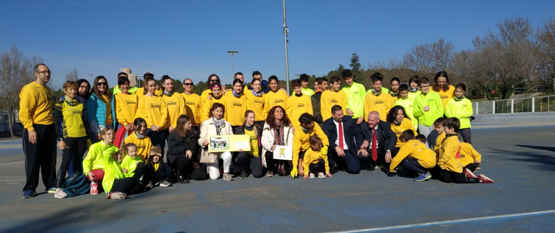 El club Atletismo Zancadas con los representantes de AdELA tras entregarles la recaudacin solidaria/ Foto: @elultimorunner