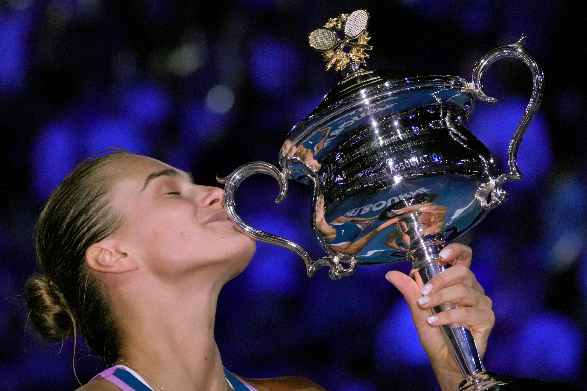 Sabalenka besa el trofeo como campeona de Australia