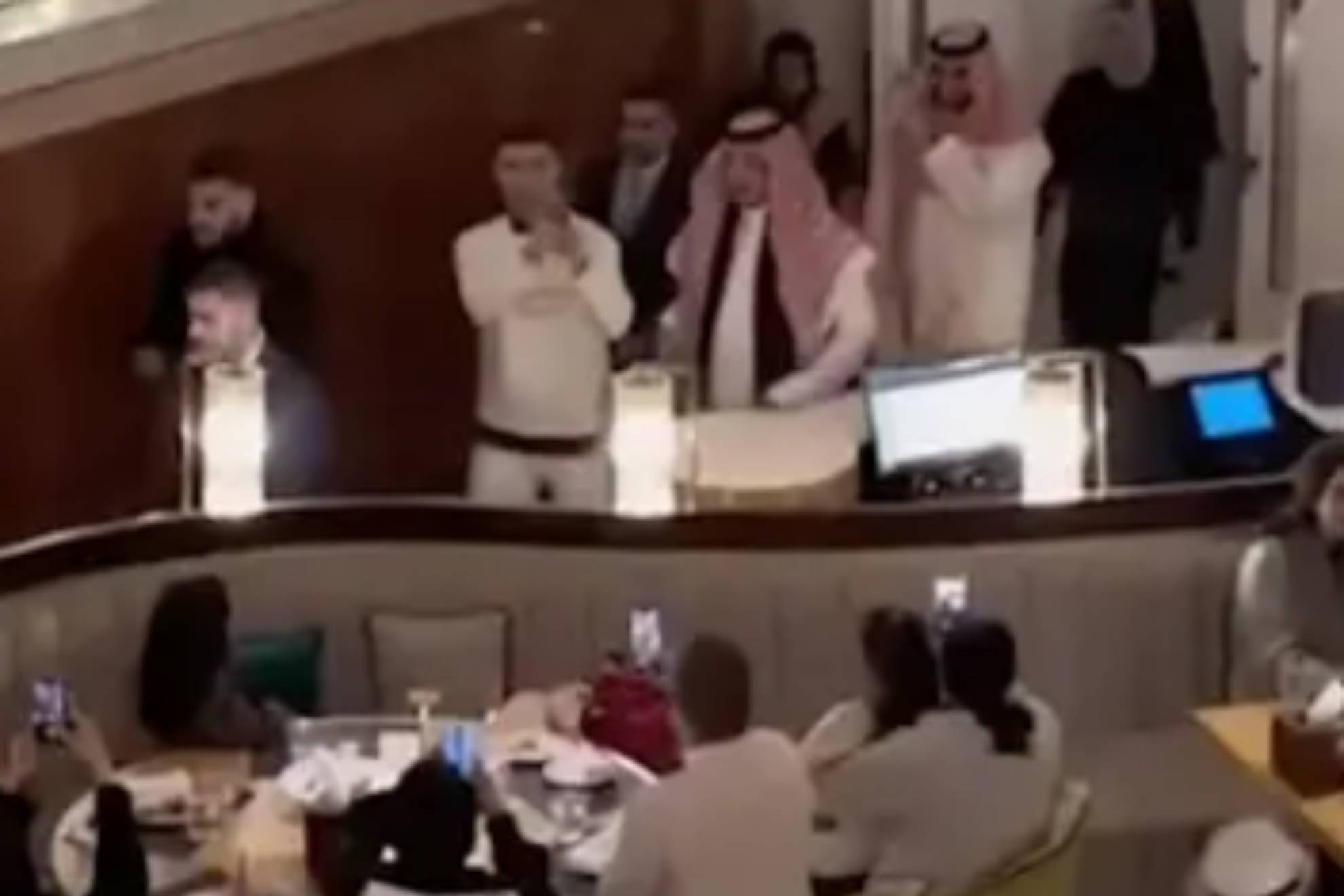 Cristiano Ronaldo y su divertida reacción tras ser acosado por las cámaras en un restaurante
