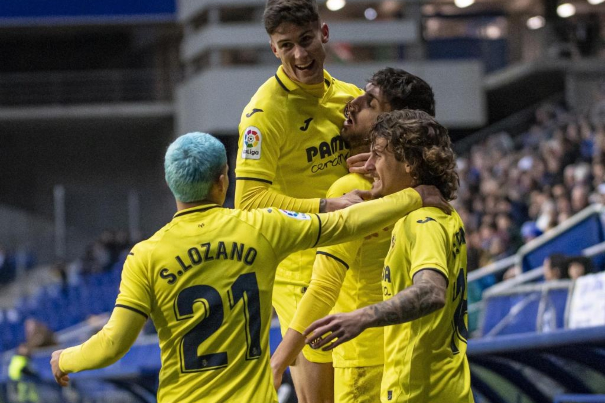 Los jugadores del Villarreal B abrazan a Fer Niño celebrando el gol que marcó al Oviedo.