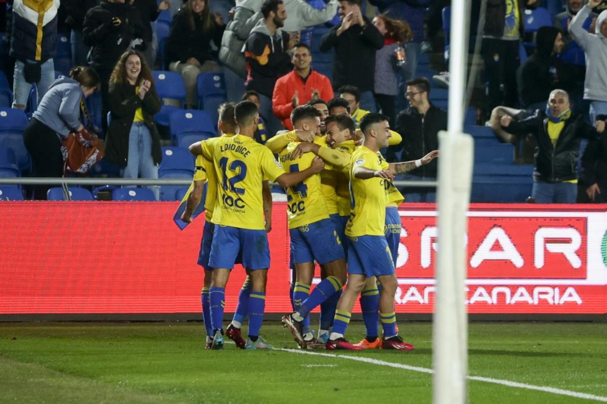 Los jugadores de Las Palmas celebran el gol de Curbelo al Huesca.