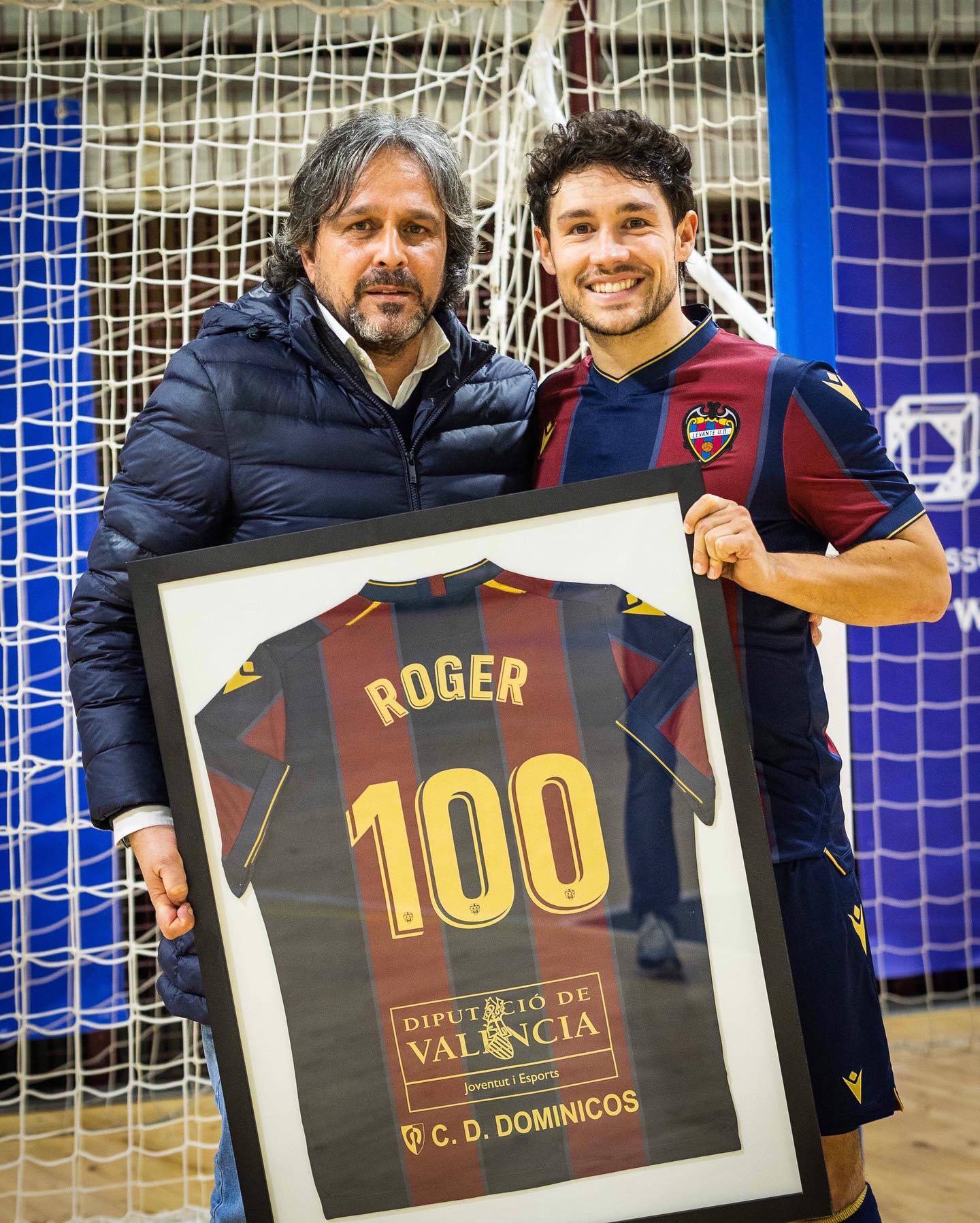 Manolo Bueno y Roger Serrano con la placa que conmemora sus 100 partidos en el Levante