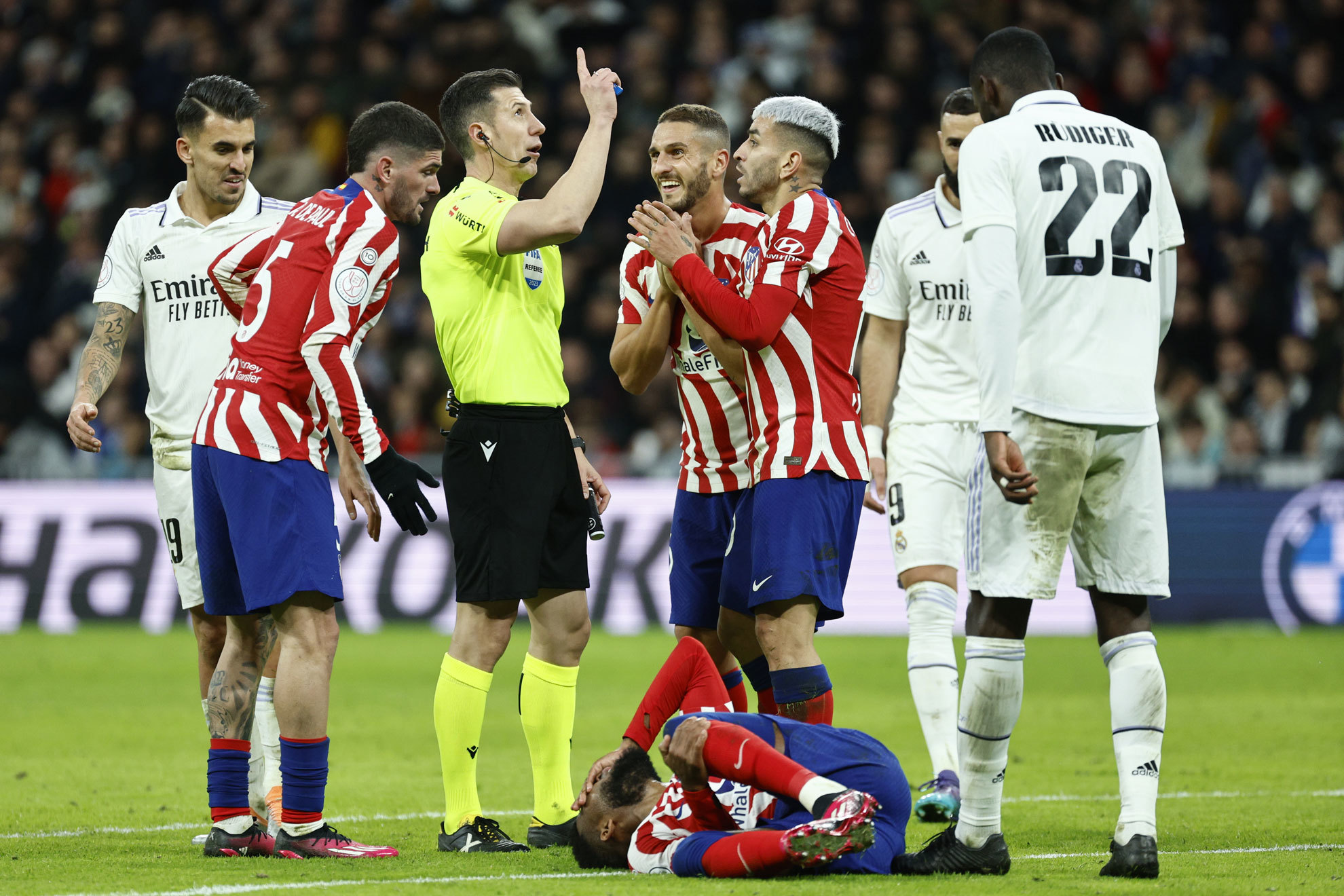 Jugadores del Atltico protestan al rbitro Soto Grado una accin del Real Madrid-Atltico del jueves.