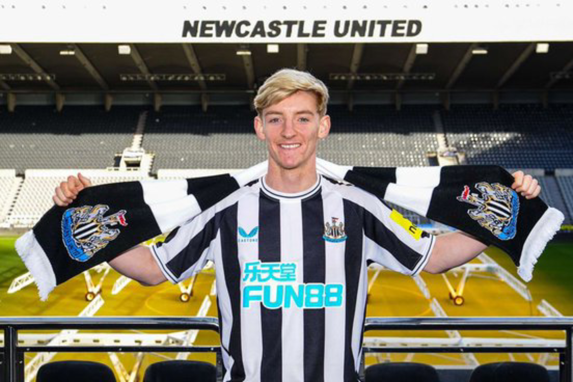 Gordon poses with Newcastle scarf