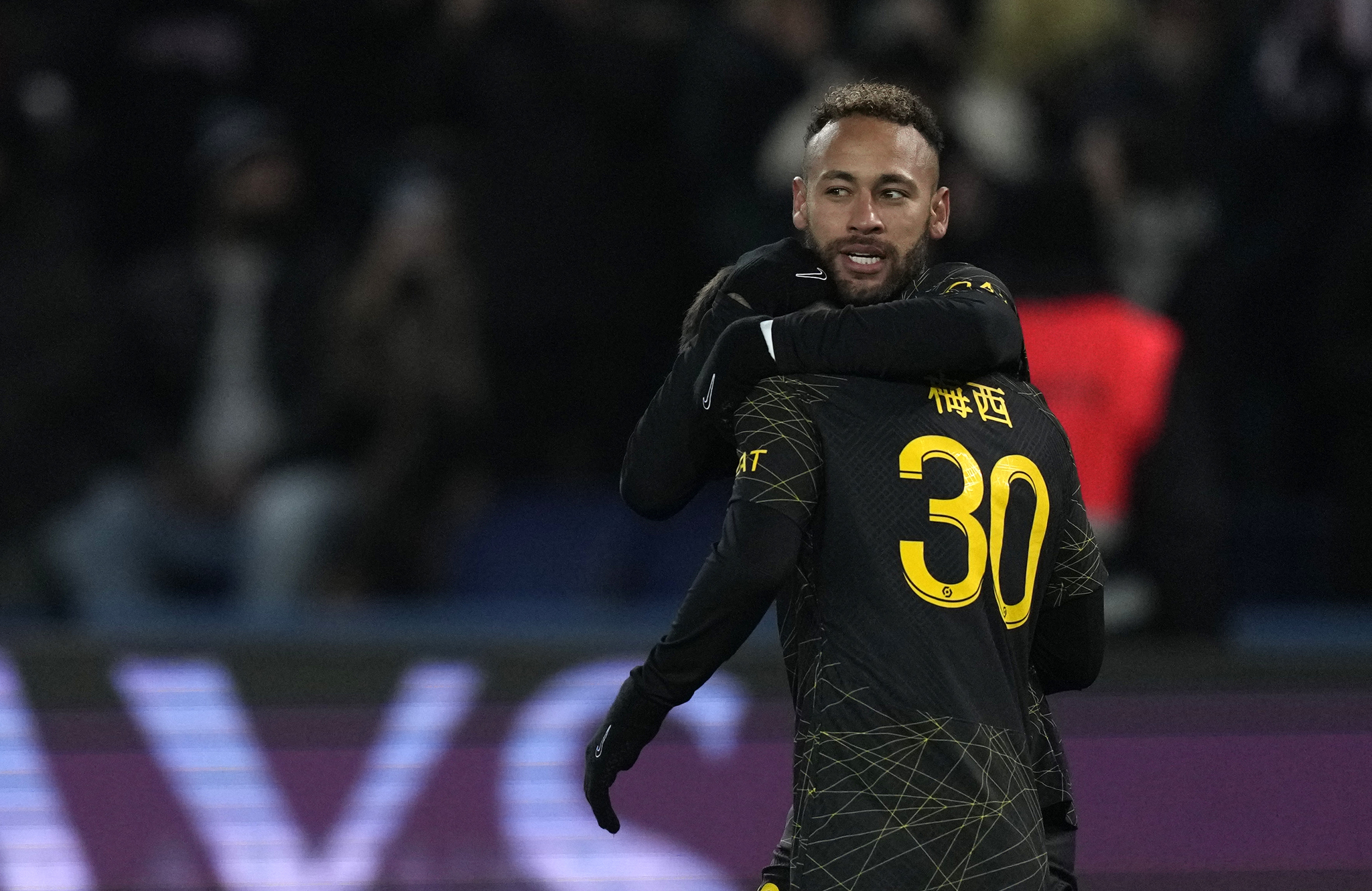 Neymar consuela a Messi tras el empate