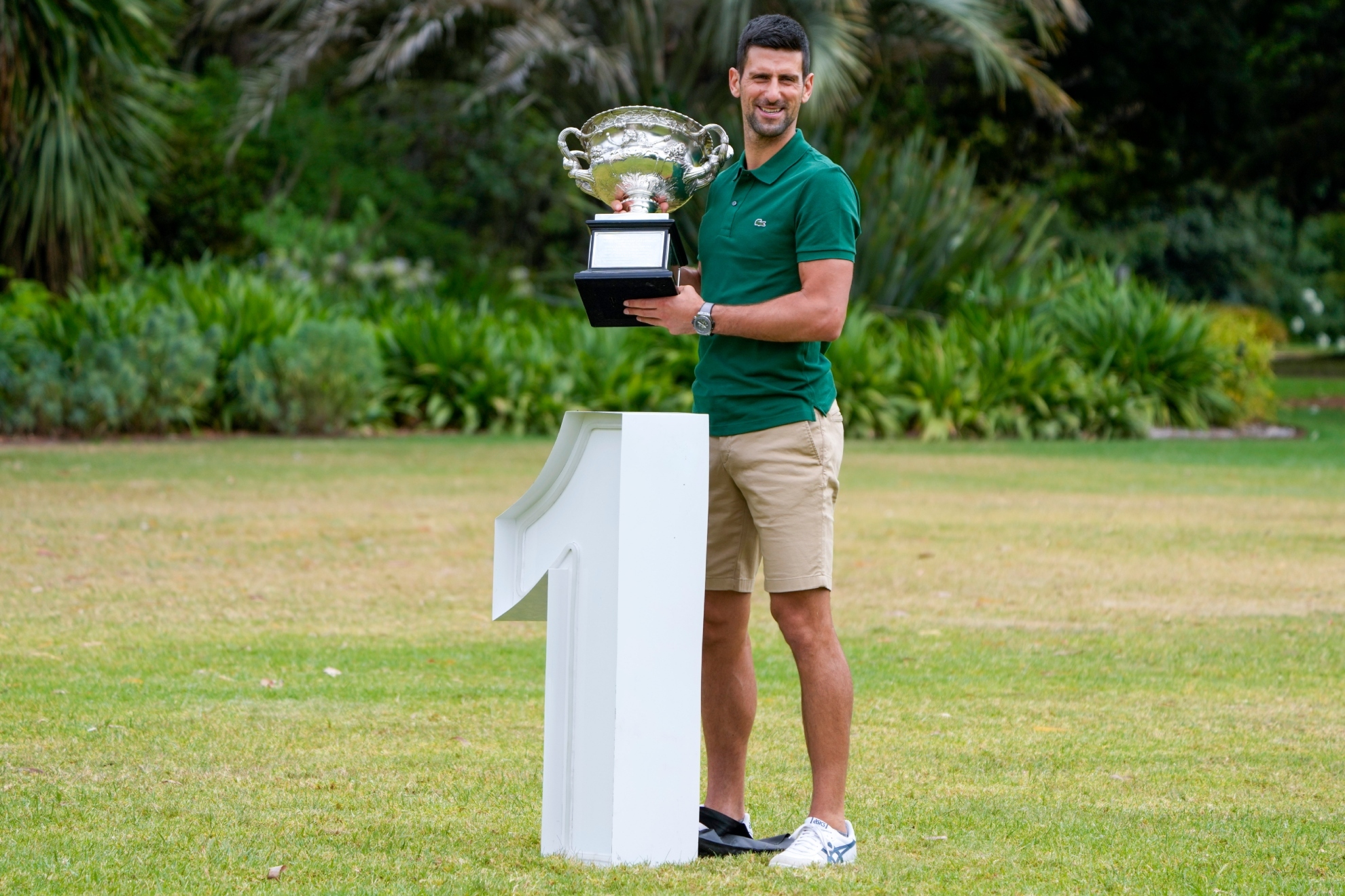 Djokovic, con el trofeo del Open de Australia y el número uno