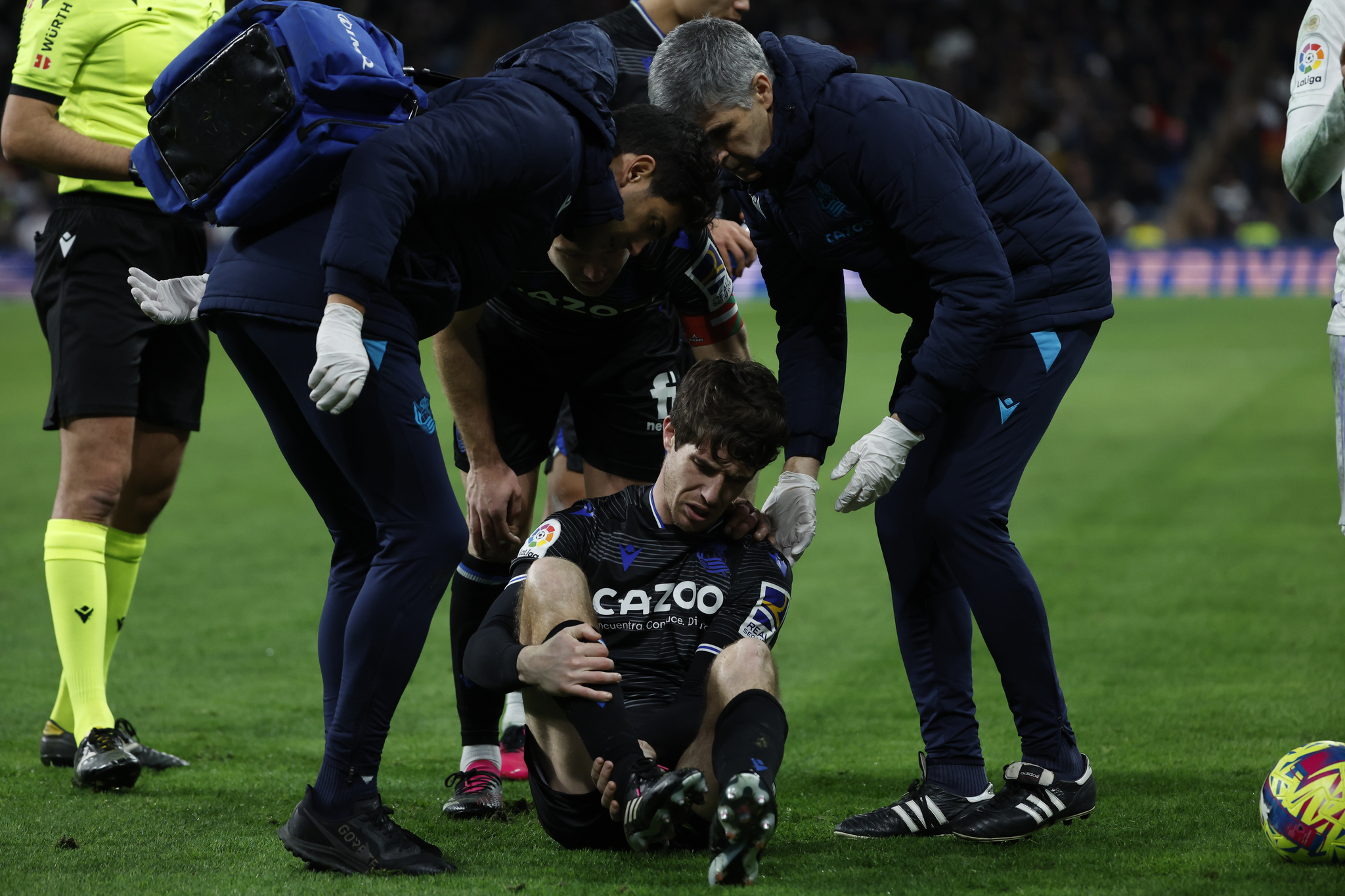 Aritz Elustondo es atendido por los servicios médicos de la Real, tras su lesión en el Bernabéu.