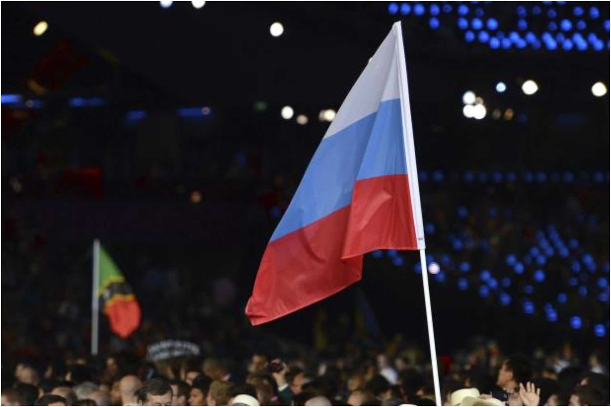 La bandera de Rusia, en una ceremonia olímpica de inauguración.