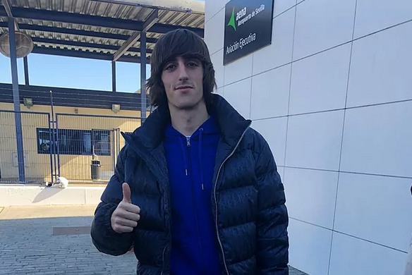 Bryan Gil, a su llegadad al aeropuerto de Sevilla.