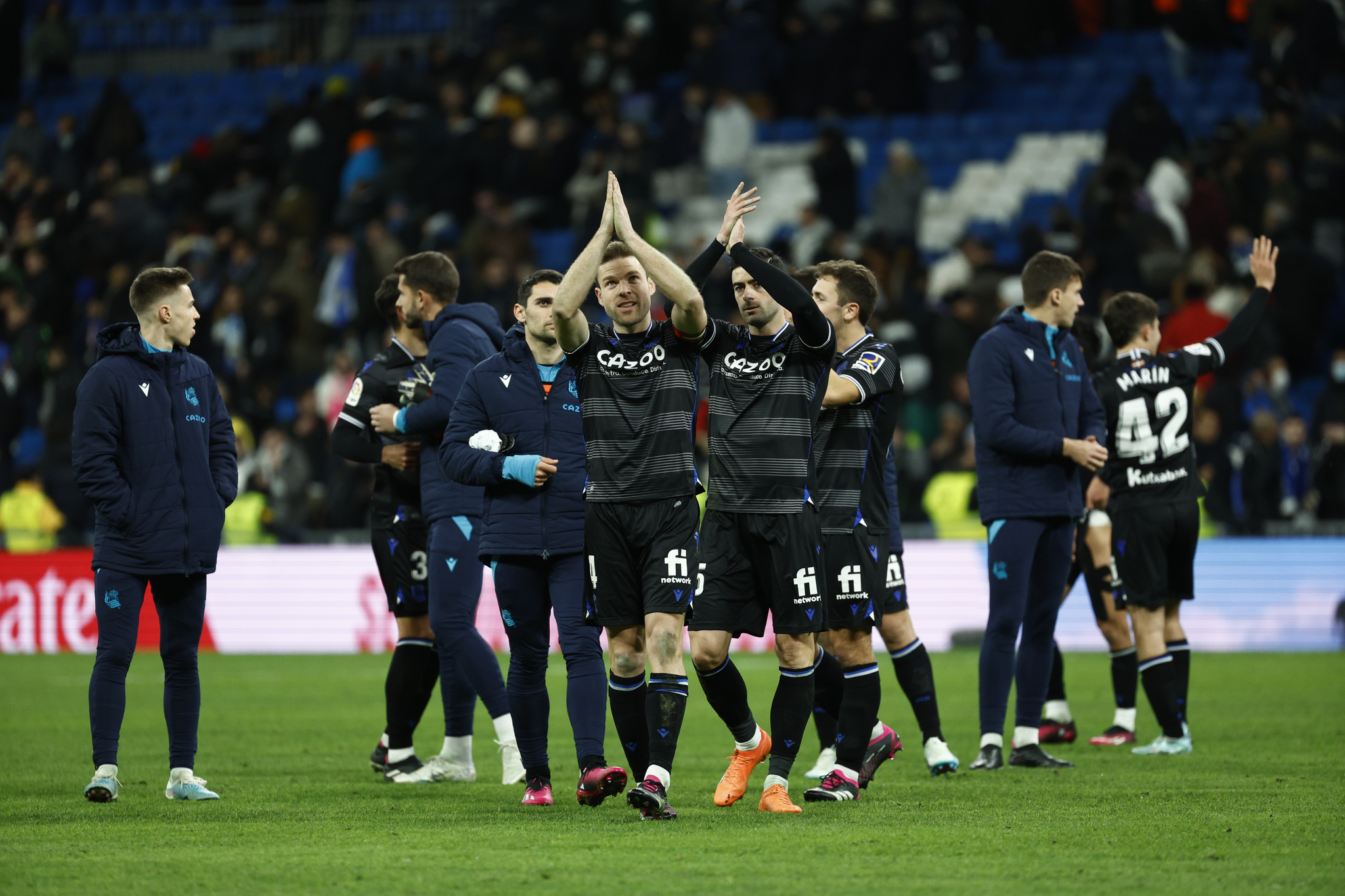 Los jugadores de la Real aplauden a la afición txuriurdin presente en el Bernabéu.