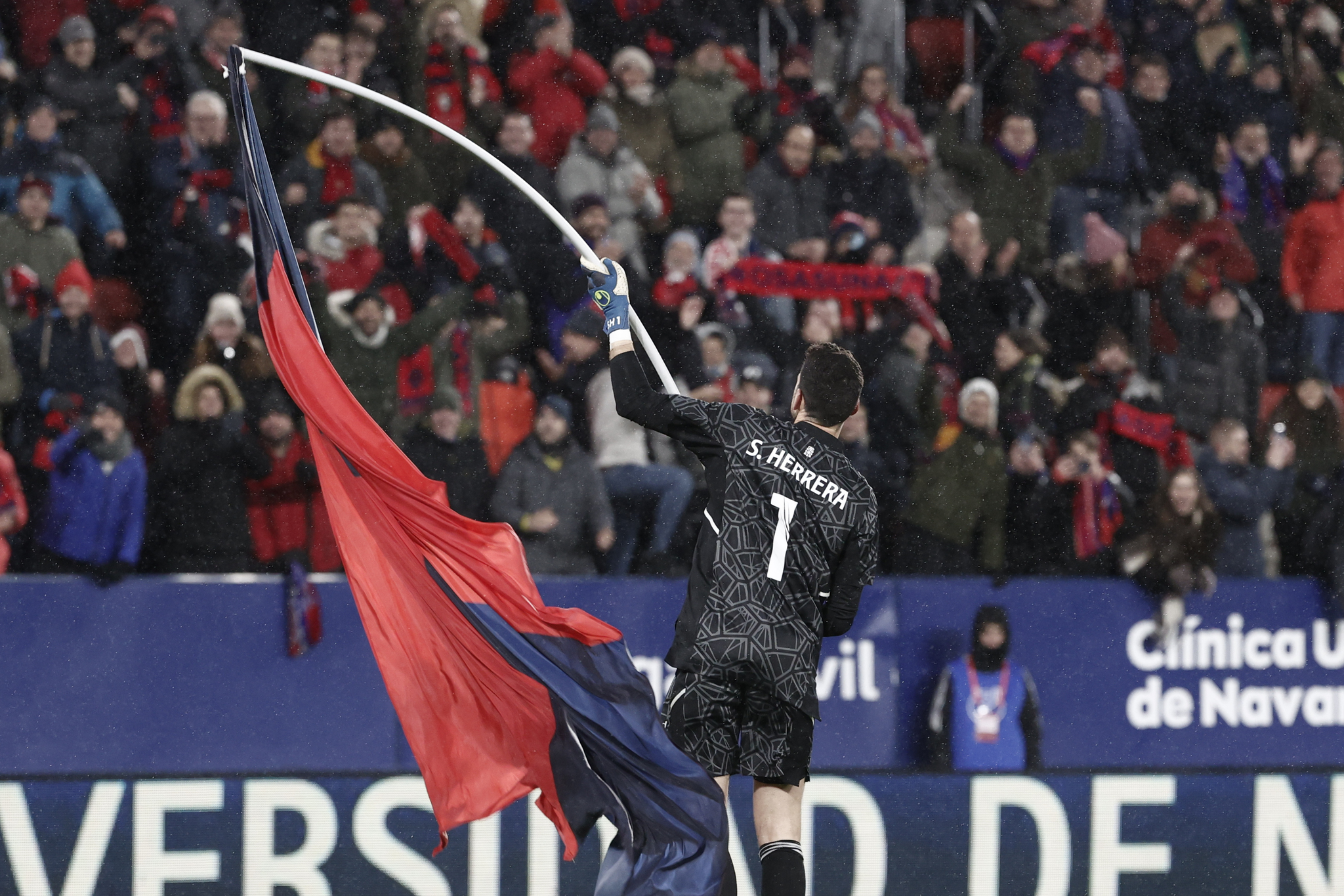 Sergio Herrera celebra el pase copero con una bandera de Osasuna en El Sadar, que será escenario del primer envite de la semifinal.