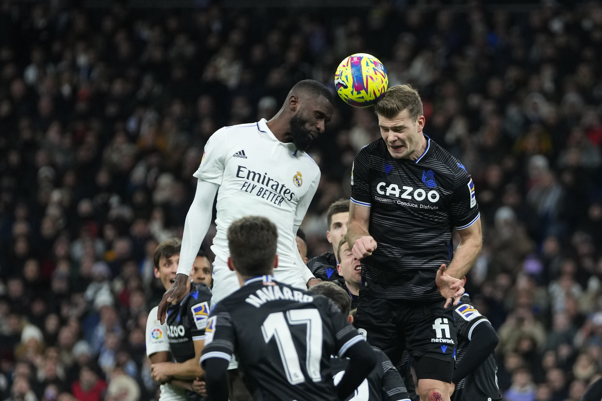 Alex Sorloth pugna por un balón aéreo con el jugador del Real Madrid Antonio Rudiger