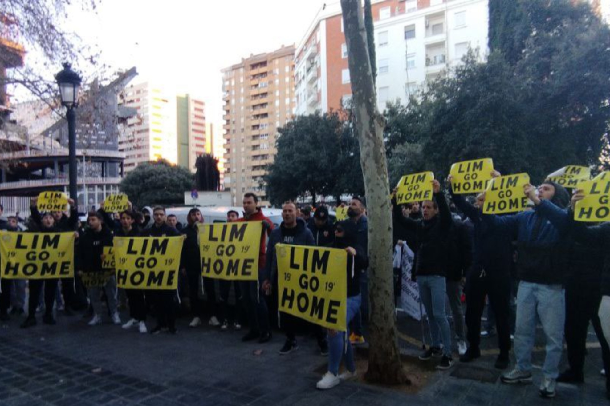 Cientos de aficionados del Valencia se concentran como protesta en las puertas del club