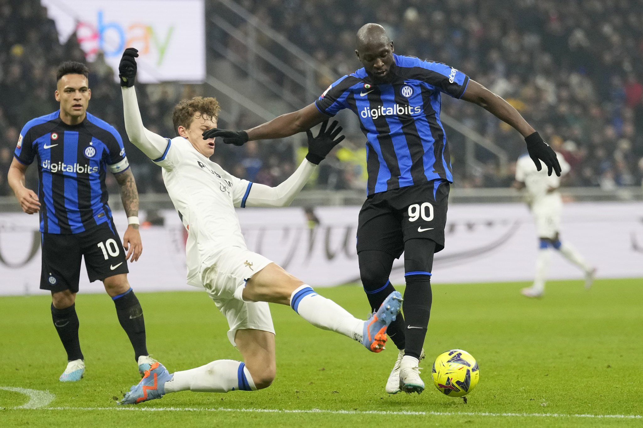 Atalanta's Giorgio Scalvini tries to tackle Inter Milan's Romelu Lukaku