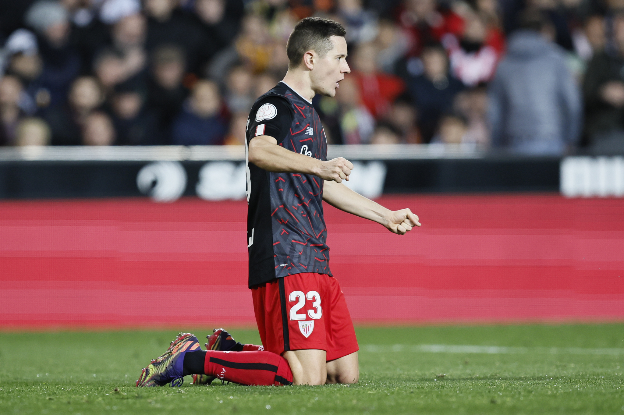 Ander Herrera celebra de rodillas uno de los goles del Athletic en el último partido de Copa en Mestalla.