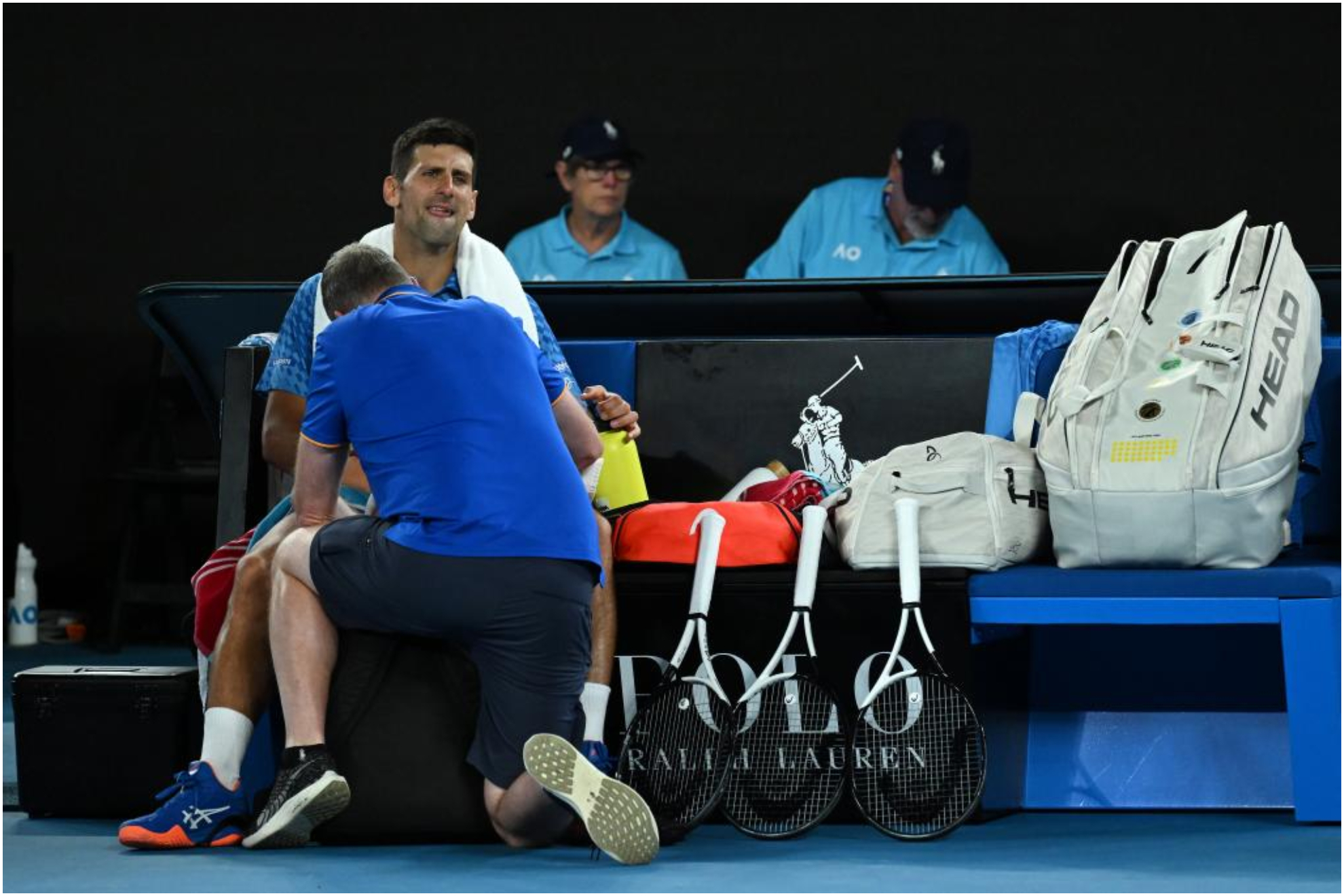Novak Djokovic, atendido por el médico durante el Open de Australia.