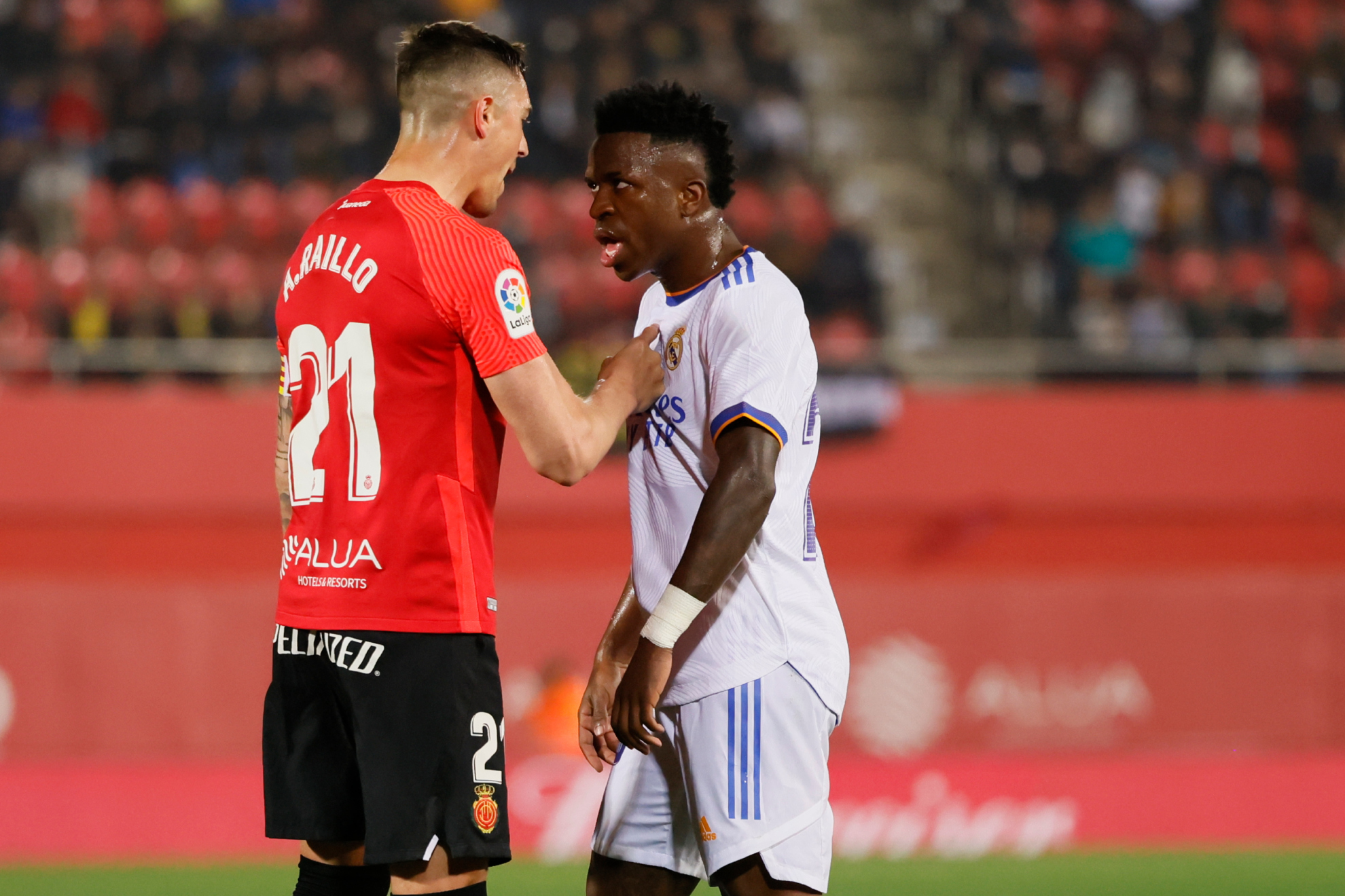 Raíllo y Vinicius se encaran en un partido entre Mallorca y Real Madrid.