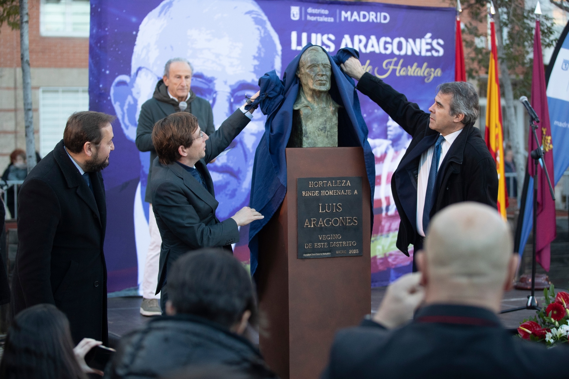Descubierto el busto de Aragonés en Hortaleza: "Luis que estás en el cielo..."