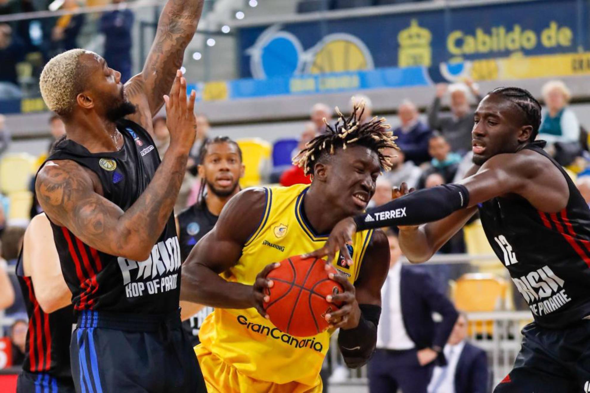 Khalifa Diop protege el balón rodeado por jugadores del París Basketball.