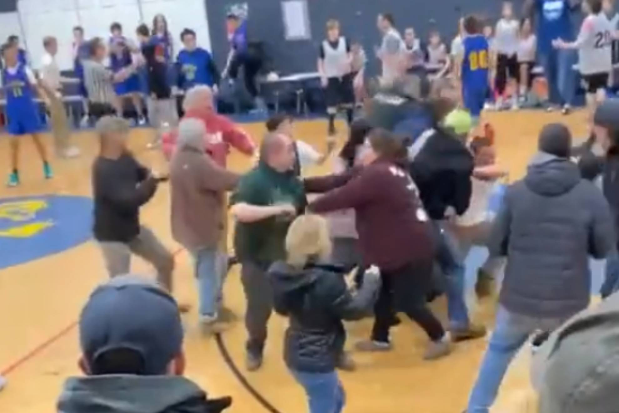 Un hombre muere tras una pelea entre aficionados en un partido de baloncesto escolar