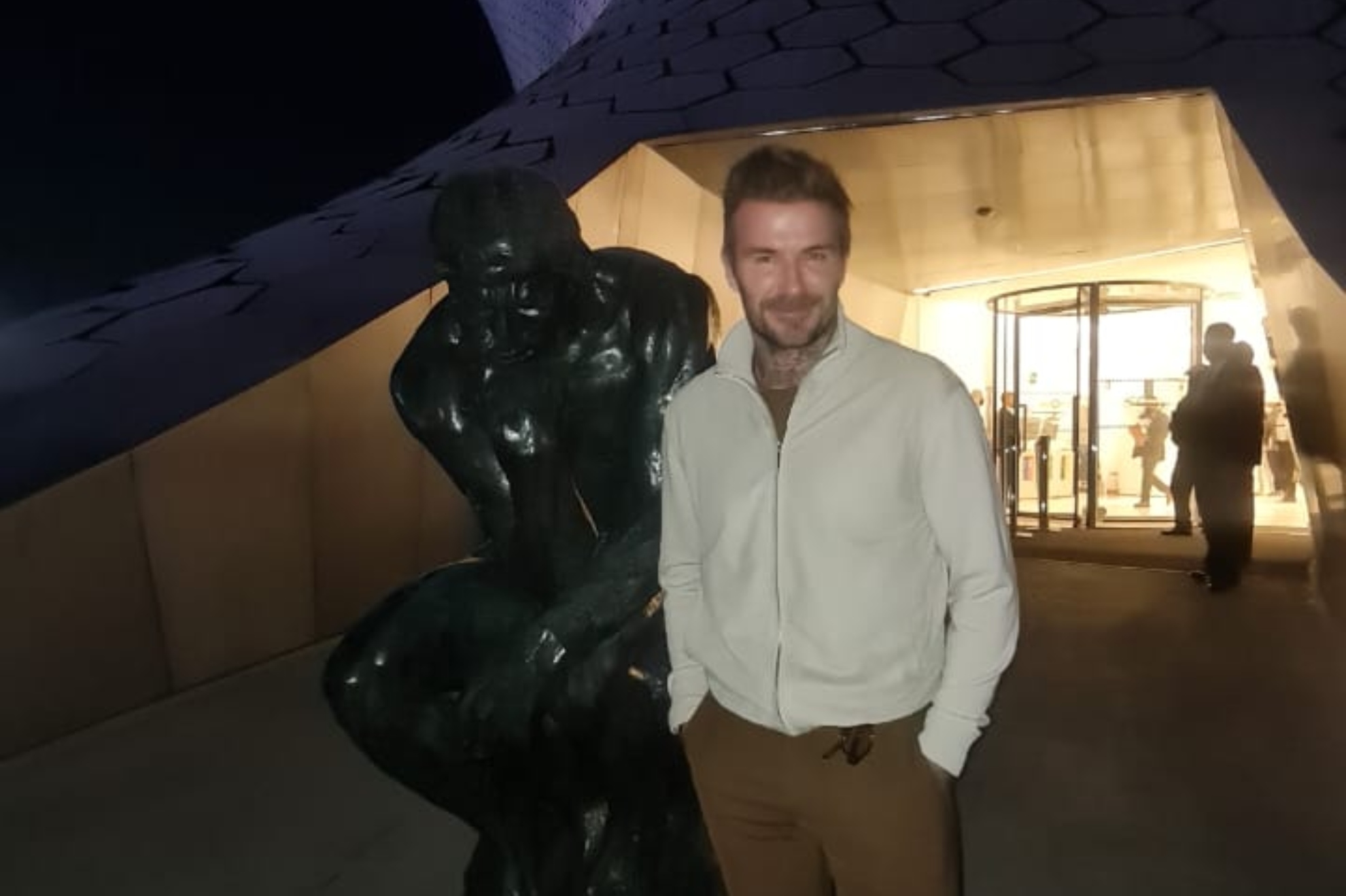 Beckham junto a la escultura "El pensador" de Auguste Rodin. | Twitter @ElMuseoSoumaya