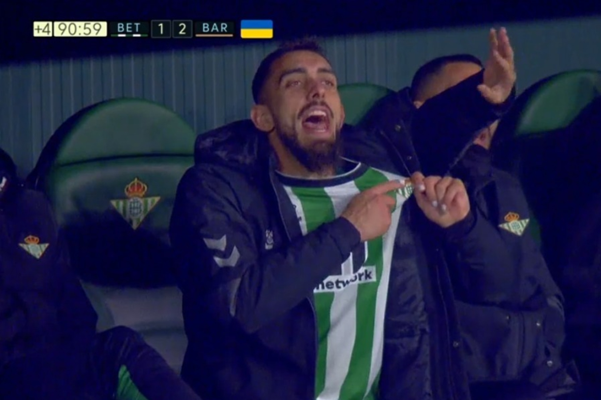 Momento en el que Borja Iglesias se señala el escudo del Betis durante el partido.