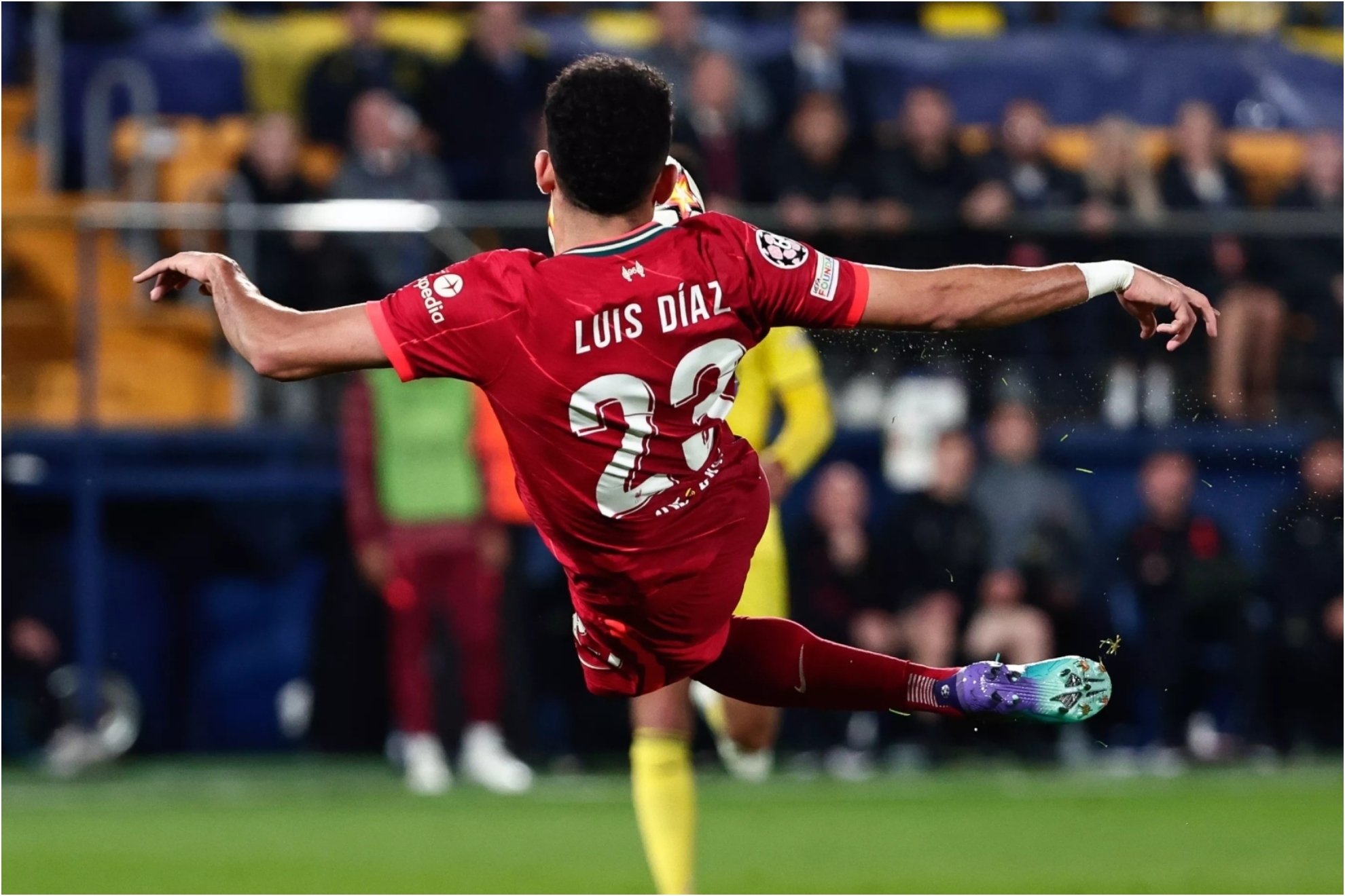 Lis Díaz intenta un remate de tijera en un partido del Liverpool.