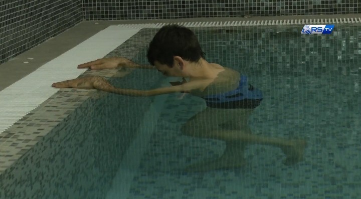 Mikel Oyarzabal, durante un ejercicio de recuperación de su lesión en la piscina.