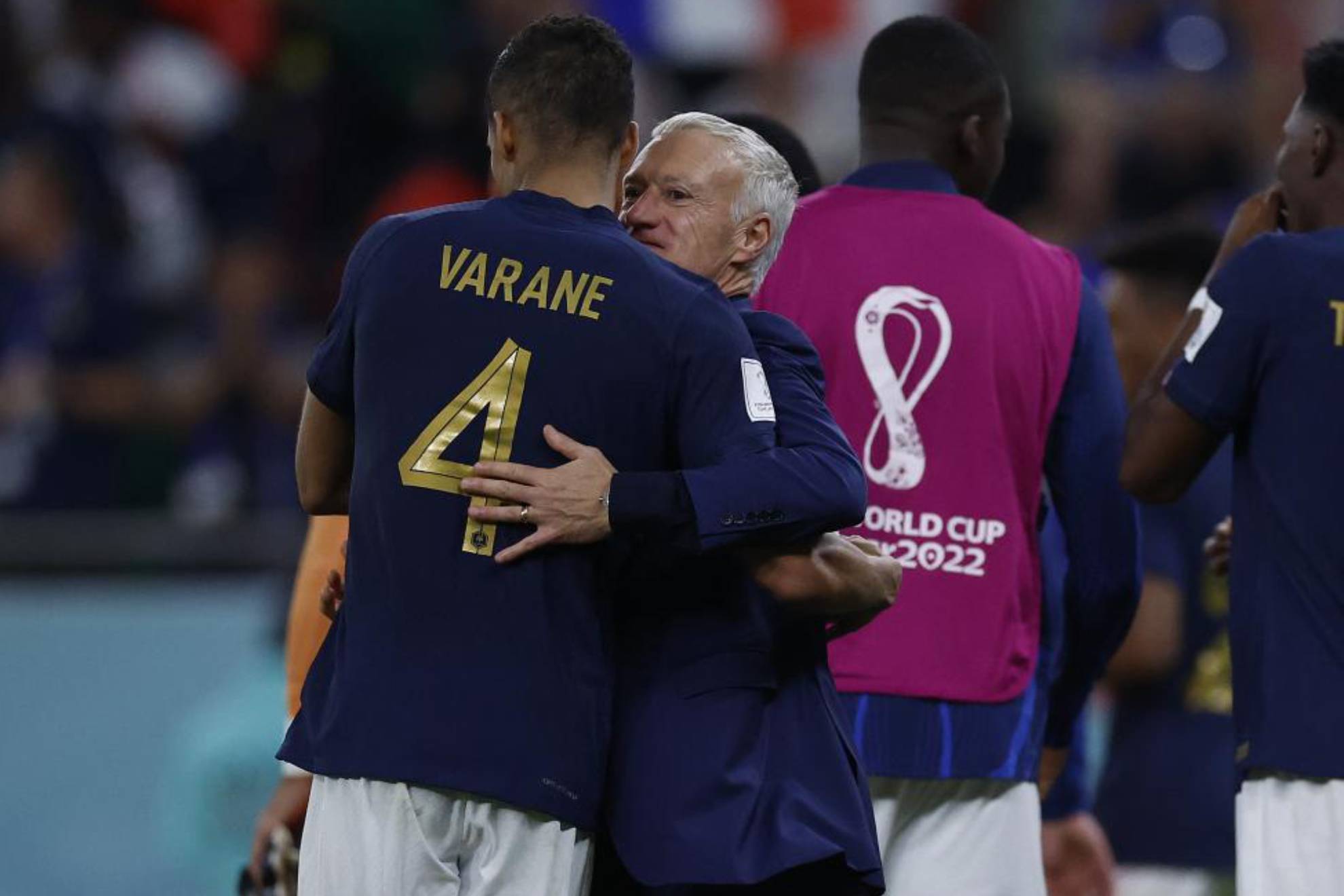 Deschamps y Varane se saludan tras el triunfo ante Polonia en el Mundial de Qatar.