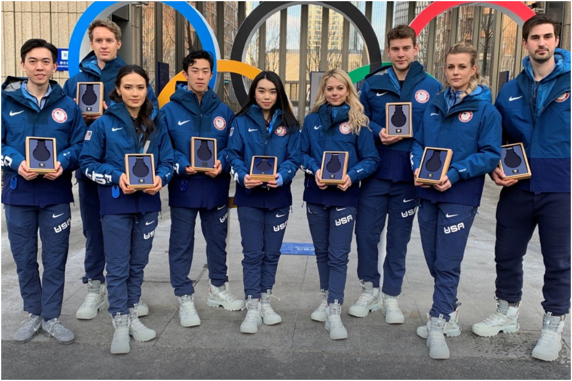 Los patinadores de Estados Unidos posan con la caja vaca de la medalla de Pekn 2022.