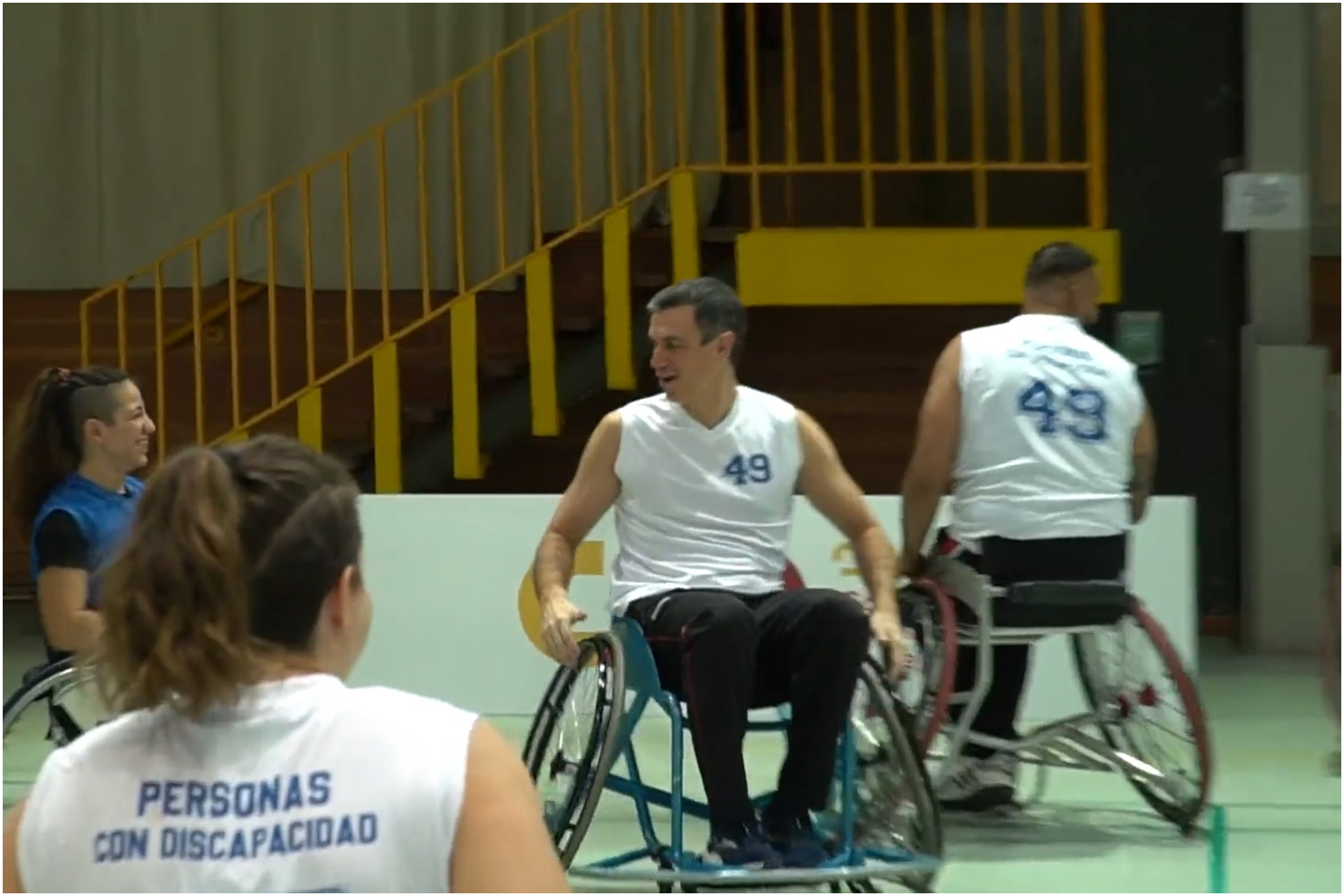 Pedro Sánchez, durante el partido que ha jugado de baloncesto en silla de ruedas.