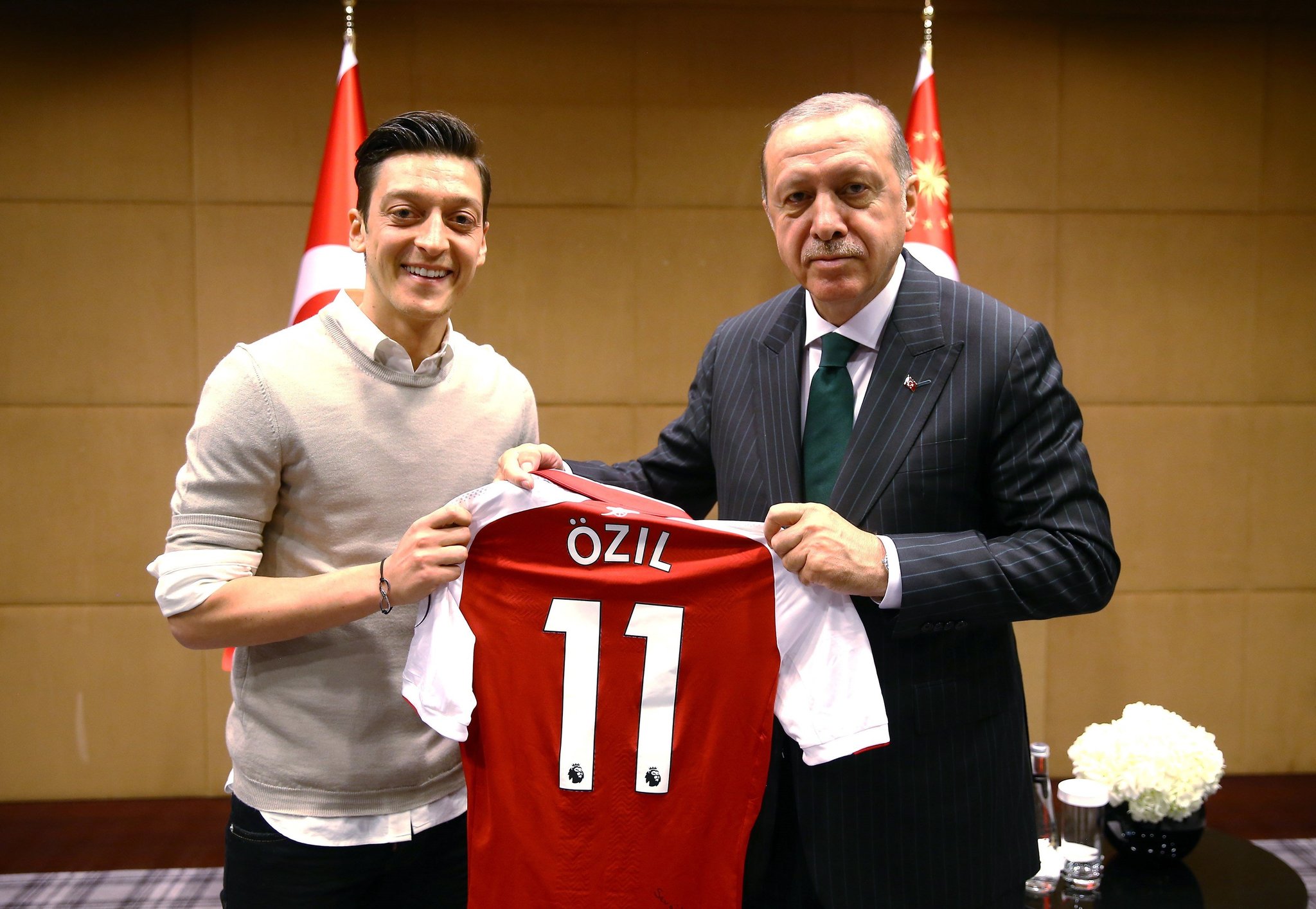 Mesut Özil posa junto a Erdogan con una camiseta del Arsenal.
