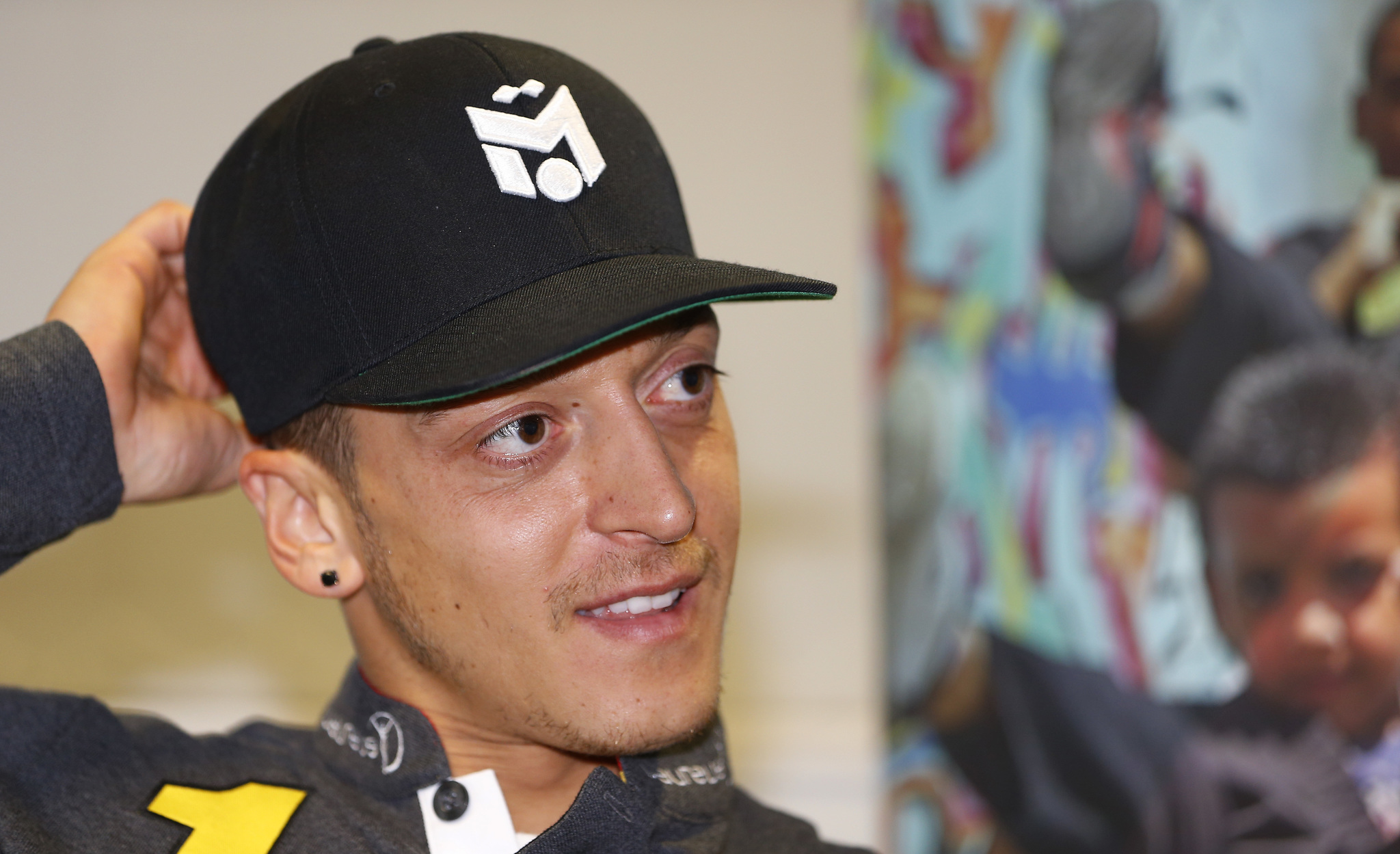 Özil con una gorra de su marca, durante una entrevista para MARCA.