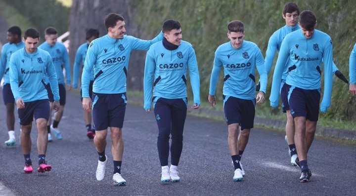 Ander Martín, Oyarzabal, Barrenetxea y Robert Navarro van a entrenar, con Cho más atrás.