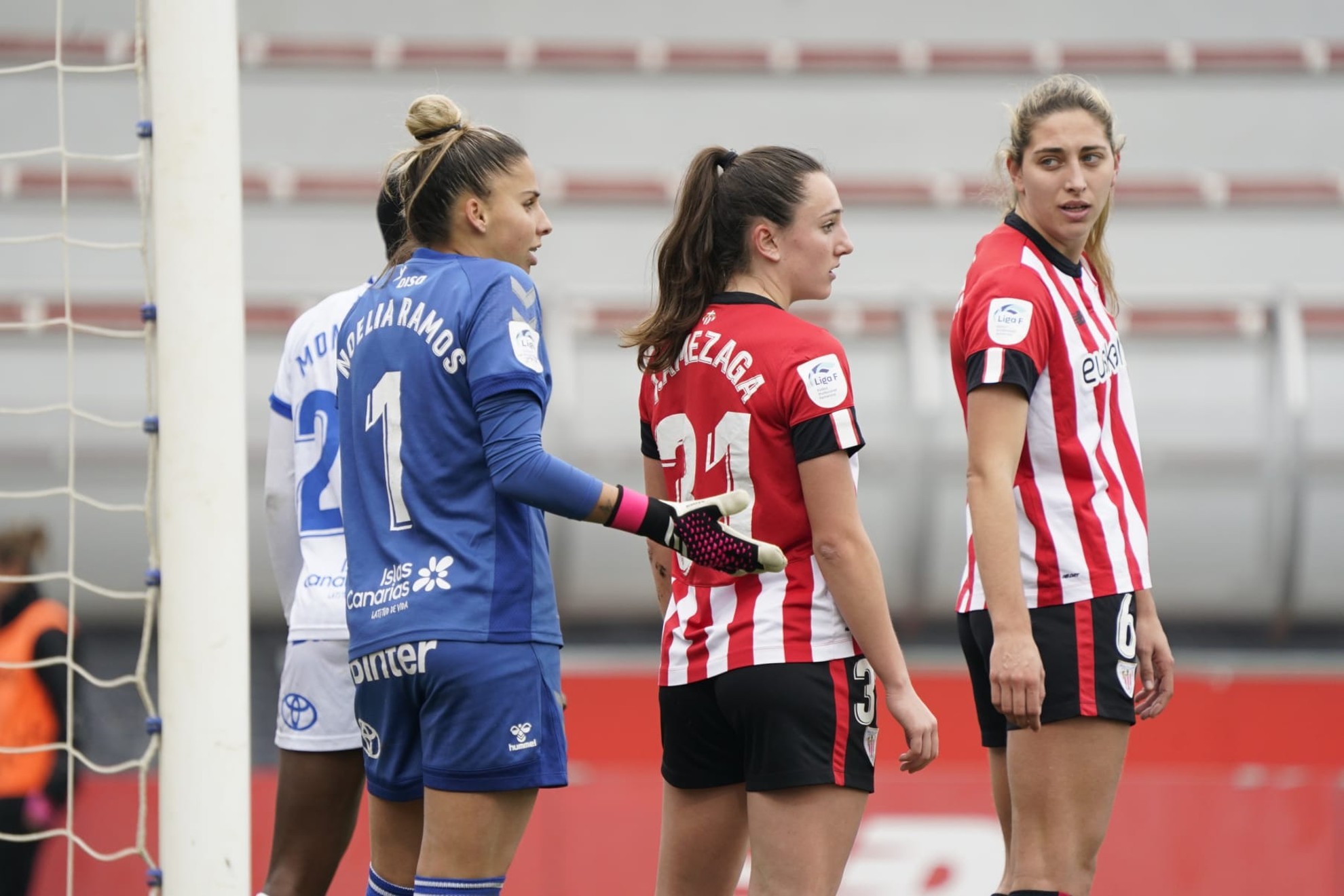 Noelia Ramos, Jone Amezaga y Oihane Valdezate durante el partido en Lezama / Athletic Club