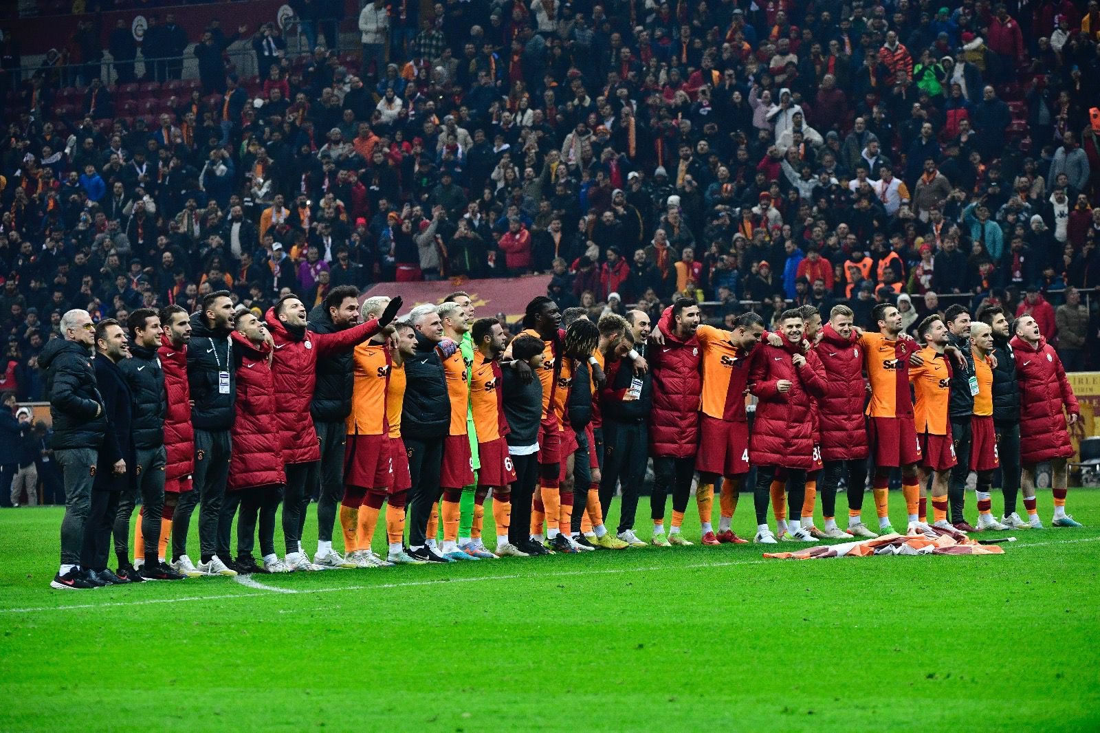 Los jugadores de Galatasaray celebran una victoria.
