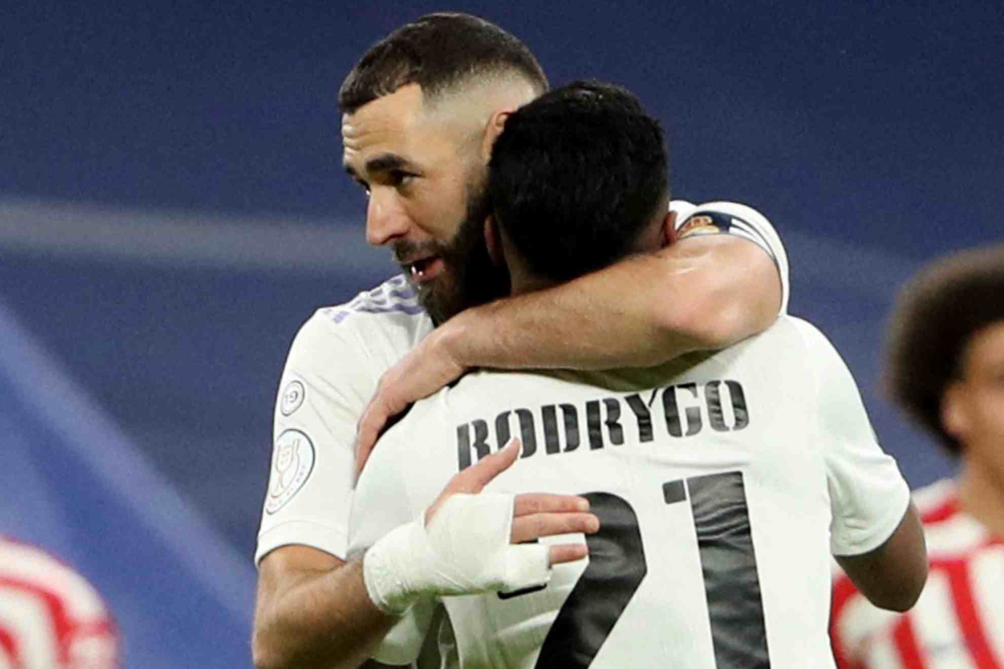 Rodrygo en festejo de gol junto a Karim Benzema | Reuters