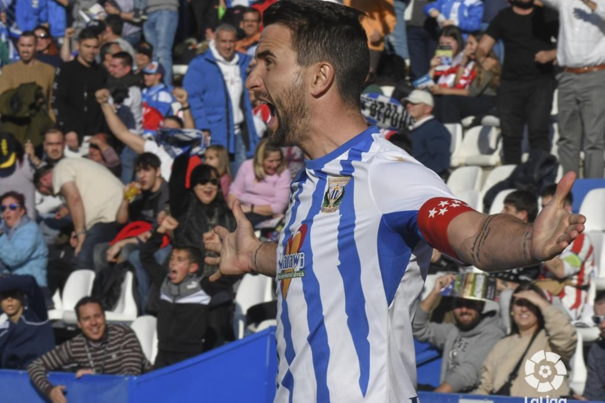 Juan Muñoz celebra el gol al Sporting.
