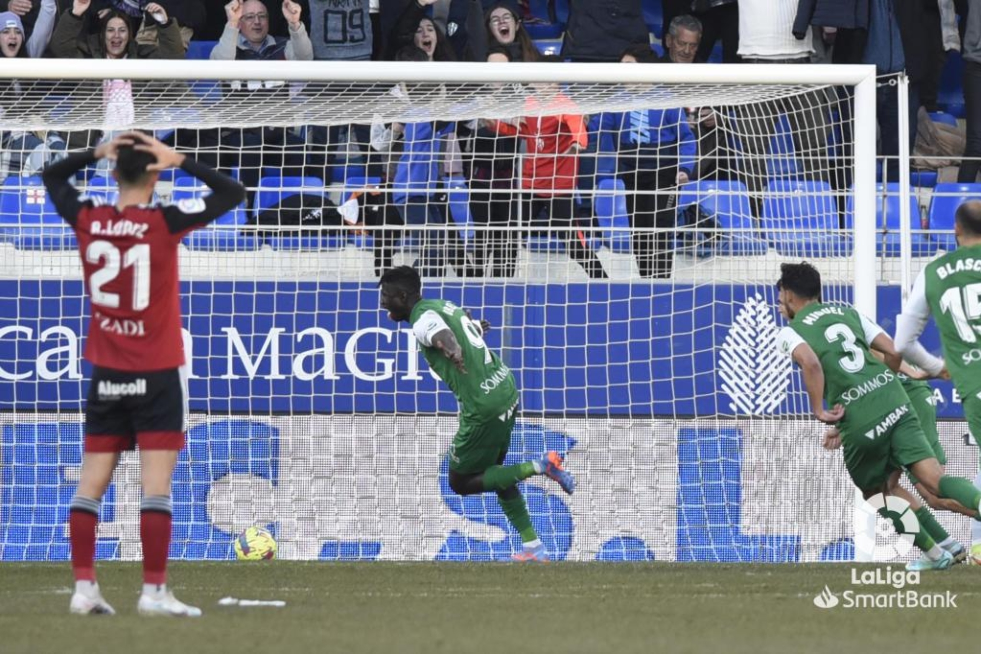 Obeng celebra le gol que le marcó al Mirandés.