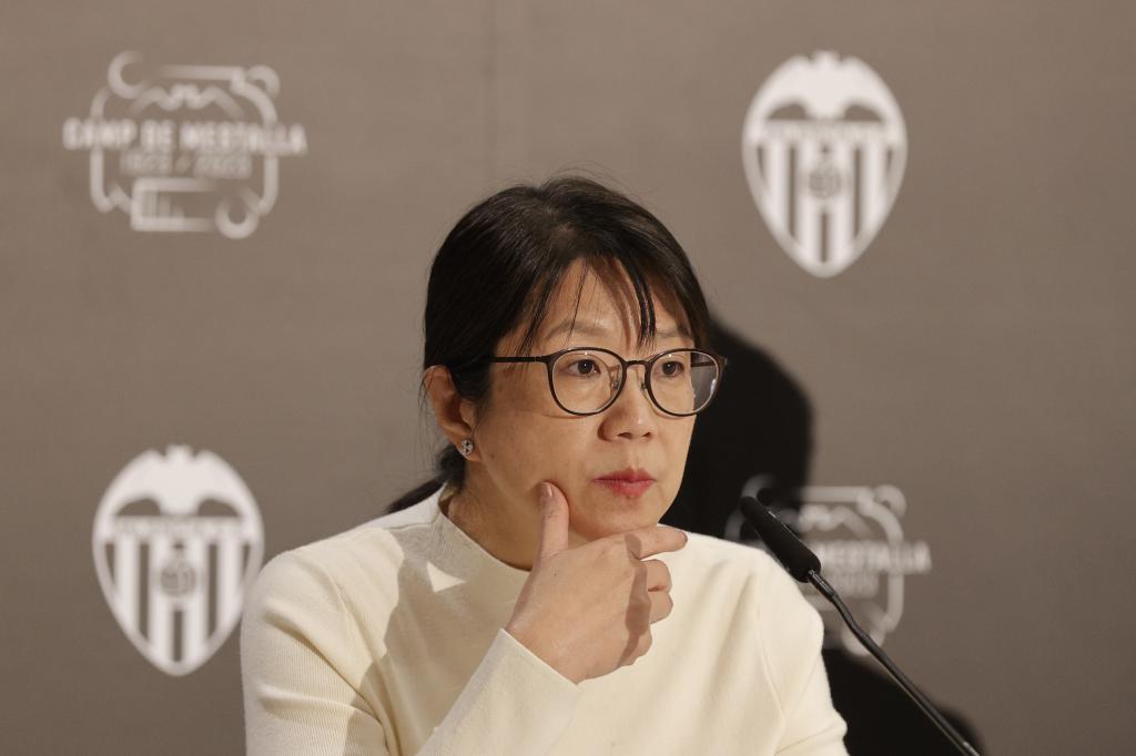 La presidenta del Valencia CF, Layhoon Chan,durante una rueda de prensa.