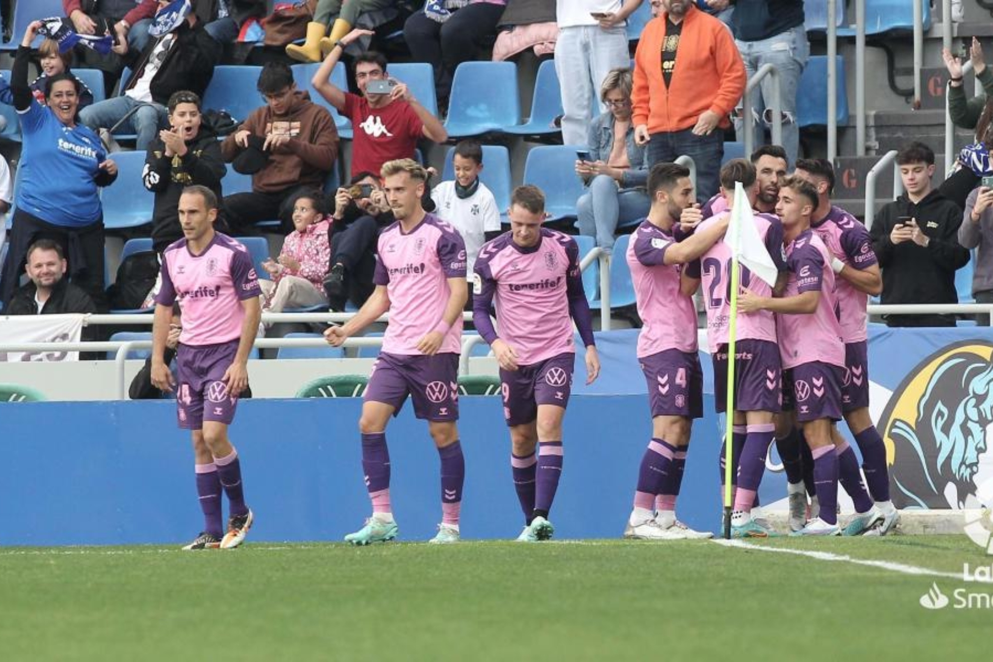 Los jugadores del Tenerife celebran el gol de Enric Gallego al Albacete.