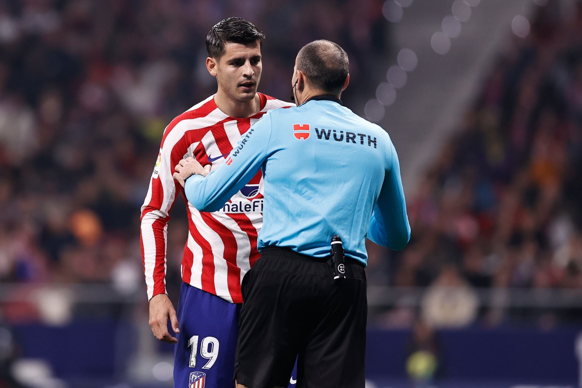 Mateu Lahoz conversa con lvaro Morata tras no sealar un penalti sobre el delantero rojiblanco.