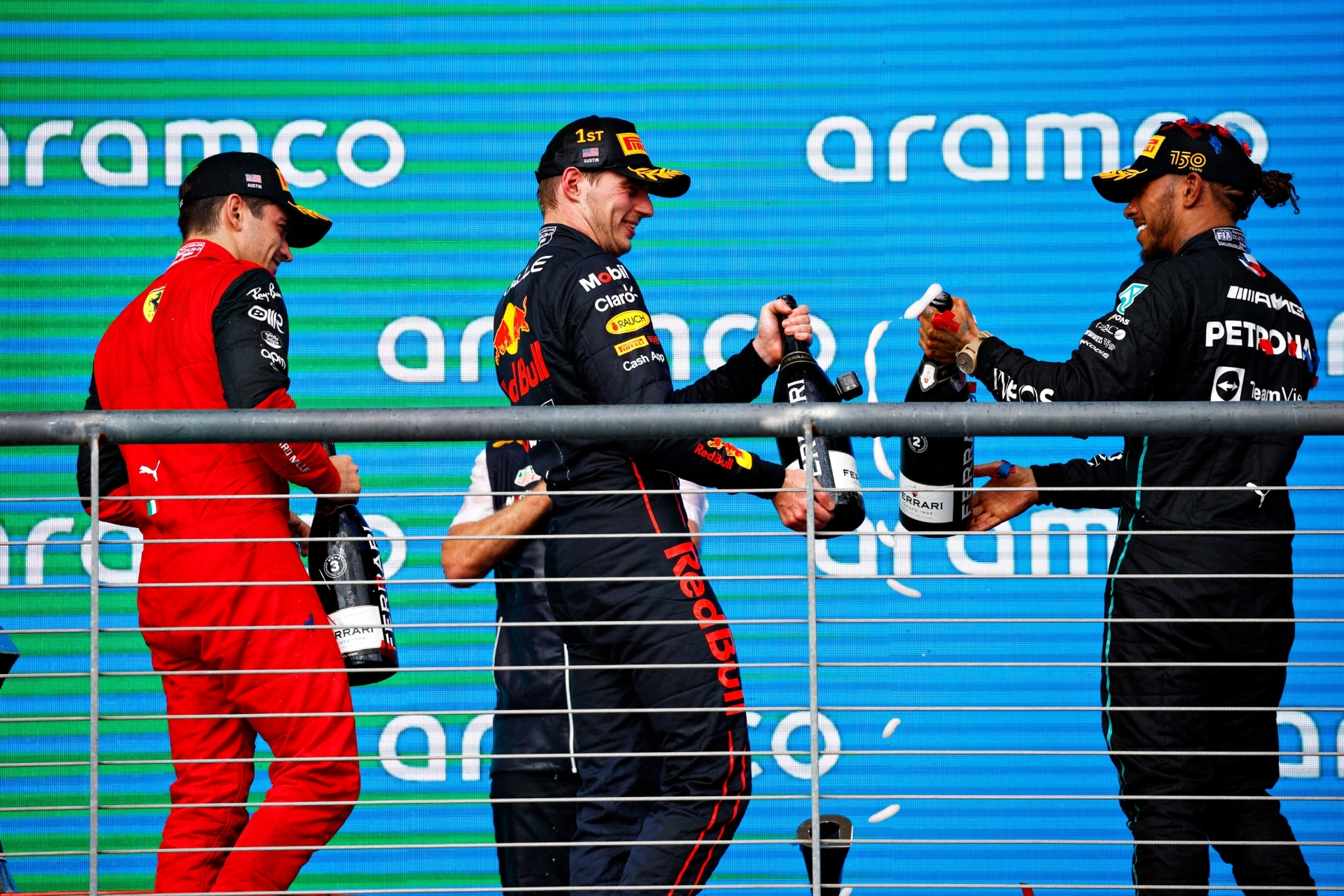 Max, en el podio, junto a Hamilton y Leclerc.