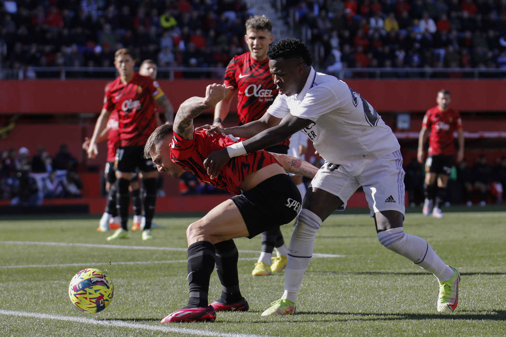 Vinicius fights for the ball.