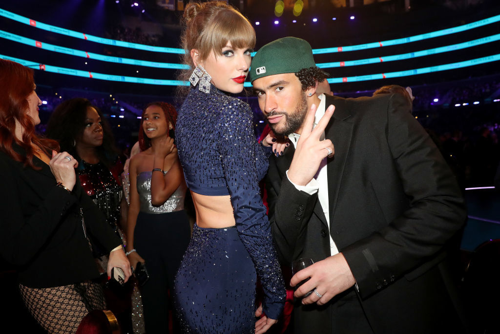 Bad Bunny, junto a Taylor Swift en la gala de los Grammy.