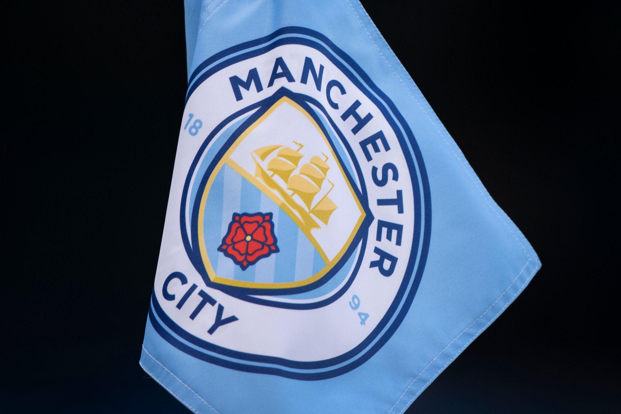 El escudo del Manchester City, en un banderín de córner.