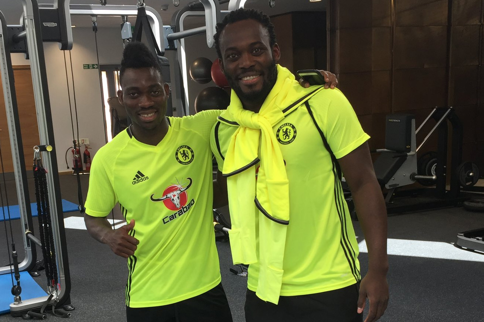 Christian Atsu junto a Michael Essien durante su etapa en el Chelsea | @ChristianAtsu20