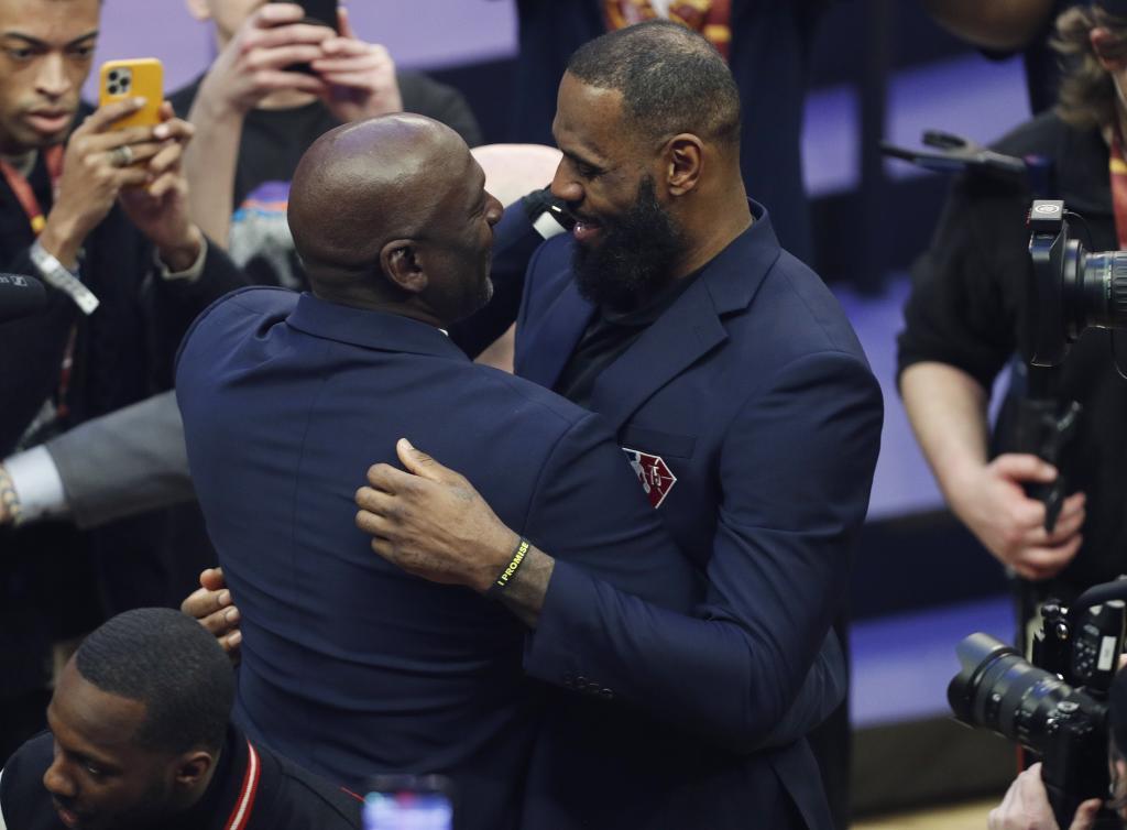 Michael Jordan y LeBron James, fundidos en un abrazo en la ceremonia del 75 aniversario de la NBA